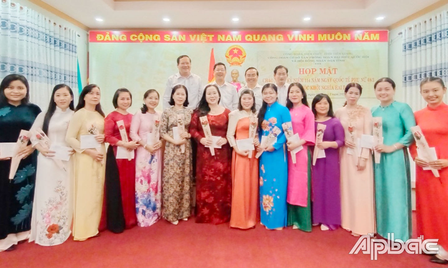 Các Phó Chủ tịch HĐND tỉnh: Trần Thanh Nguyên, Nguyễn Hữu Lợi cùng Lãnh đạo Văn phòng tặng hoa, quà và chúc mừng 8/3 cho nữ cán bộ, công chức, người lao động cơ quan