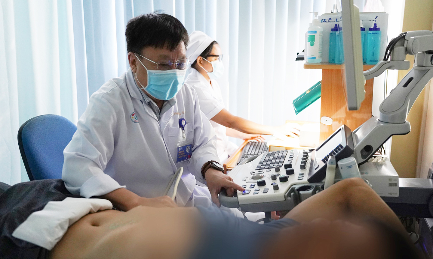 Bác sĩ Bệnh viện Chợ Rẫy siêu âm cho bệnh nhân.