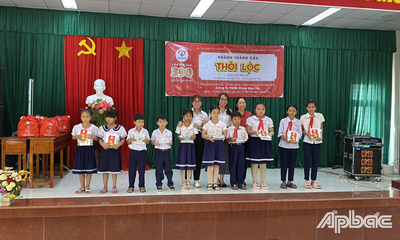 Trao quà cho các em học sinh
