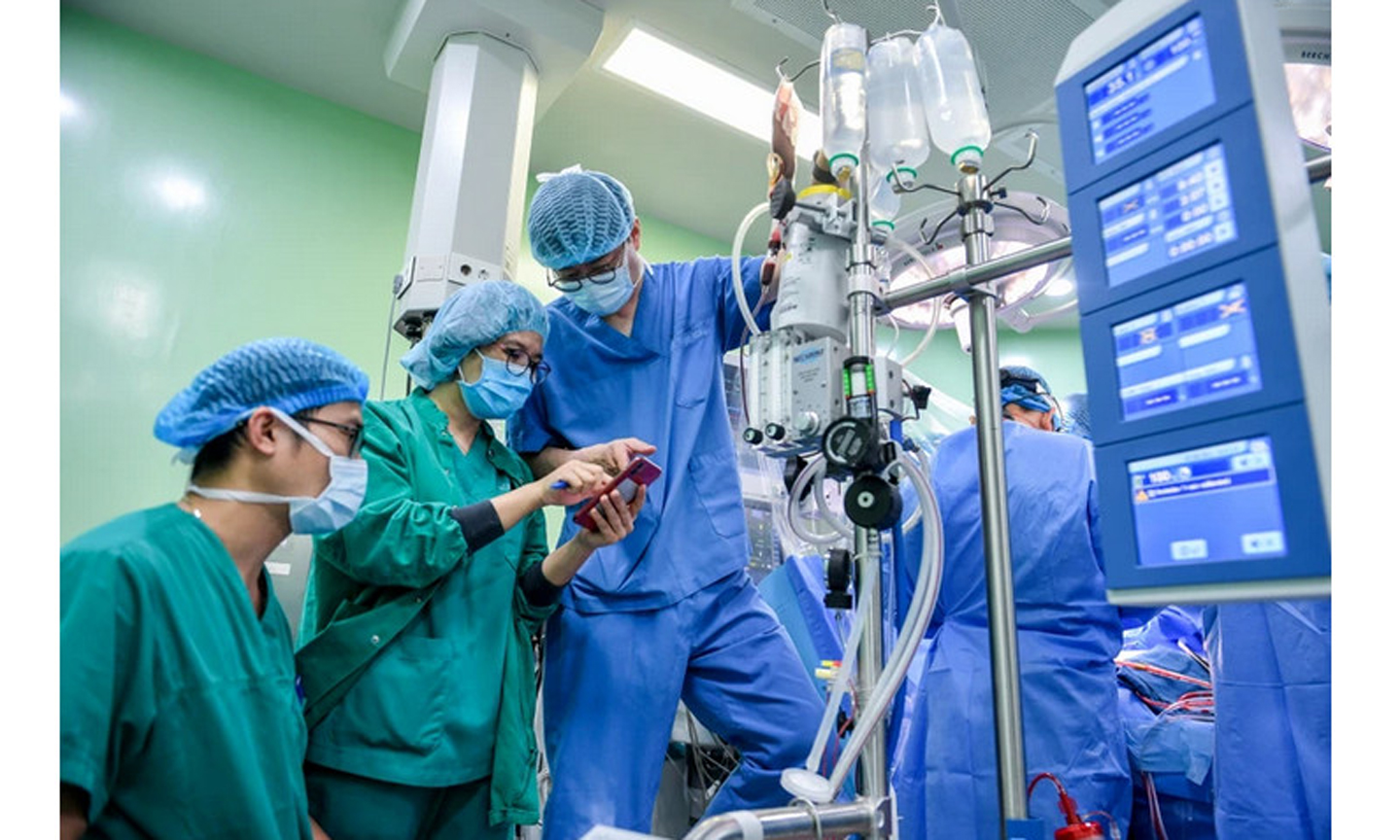 Việc thiếu trang thiết bị hiện đại, đội ngũ tay nghề giỏi ở tuyến dưới khiến nhiều bệnh nhân tìm đến bệnh viện tuyến trên. Ảnh: Thành Đạt