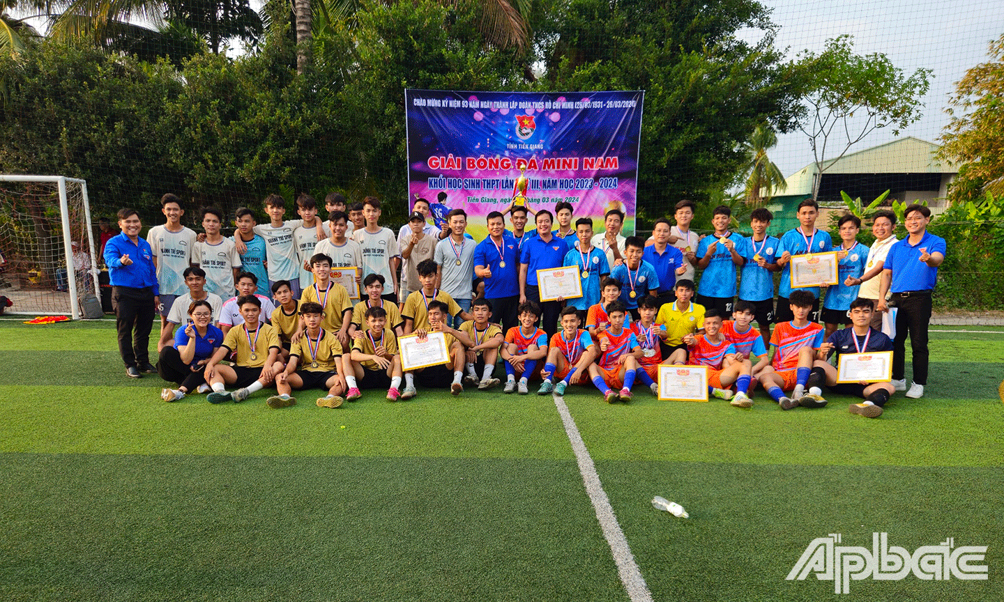 Ban tổ chức cùng các đội tham gia thi đấu chụp ảnh lưu niệm