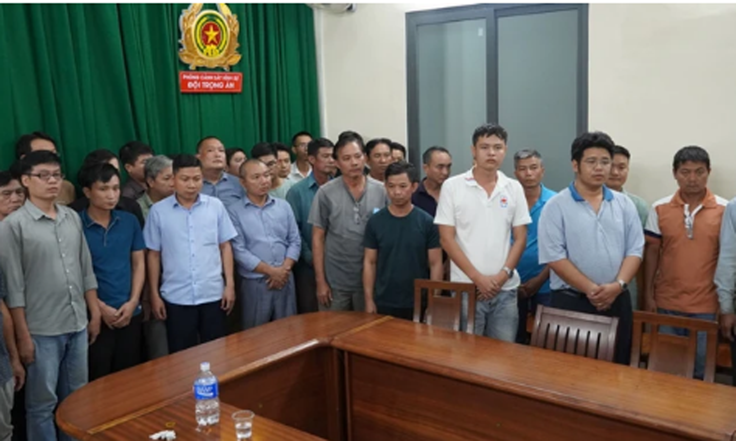 Nhóm đối tượng tại cơ quan công an.