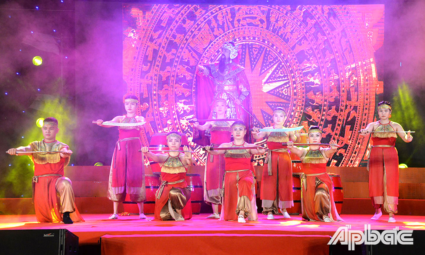  Các hoạt động, phong trào văn hóa, văn nghệ được tỉnh quan tâm, đầu tư, tạo nên phong trào văn hóa lành mạnh, bổ ích trong nhân dân.  (Ảnh chụp tiết mục biểu diễn tại Hội thi “Hát sử ca” tỉnh Tiền Giang lần thứ I năm 2022).                                                                                                           Ảnh: THU HOÀI