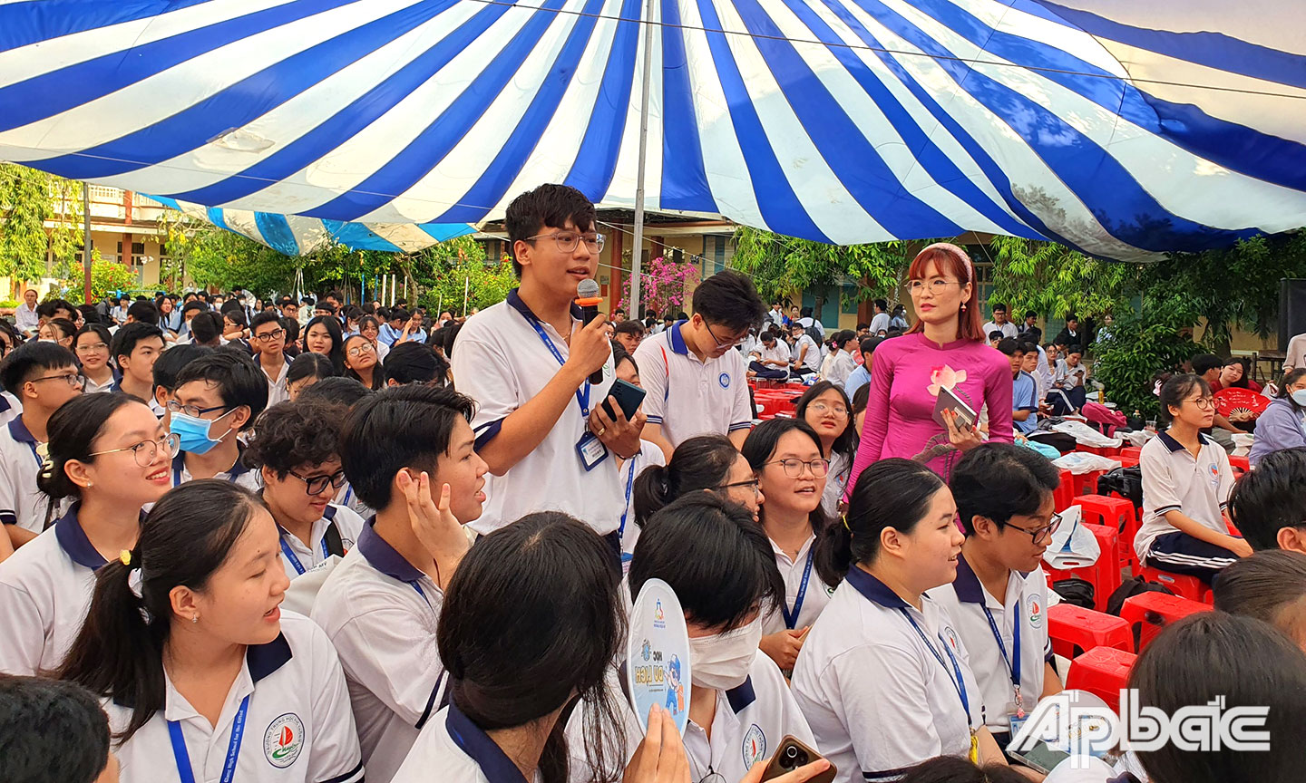 Học sinh đặt câu hỏi tại Chương trình tư vấn tuyển sinh - hướng nghiệp năm 2024 diễn ra tại Trường Đại học Tiền Giang.