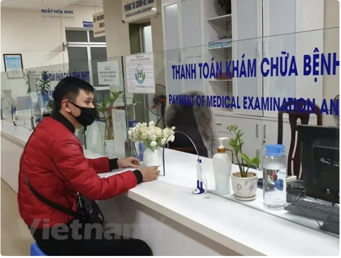 Người dân làm thủ tục khám chữa bệnh. (Ảnh: T.G/Vietnam+)