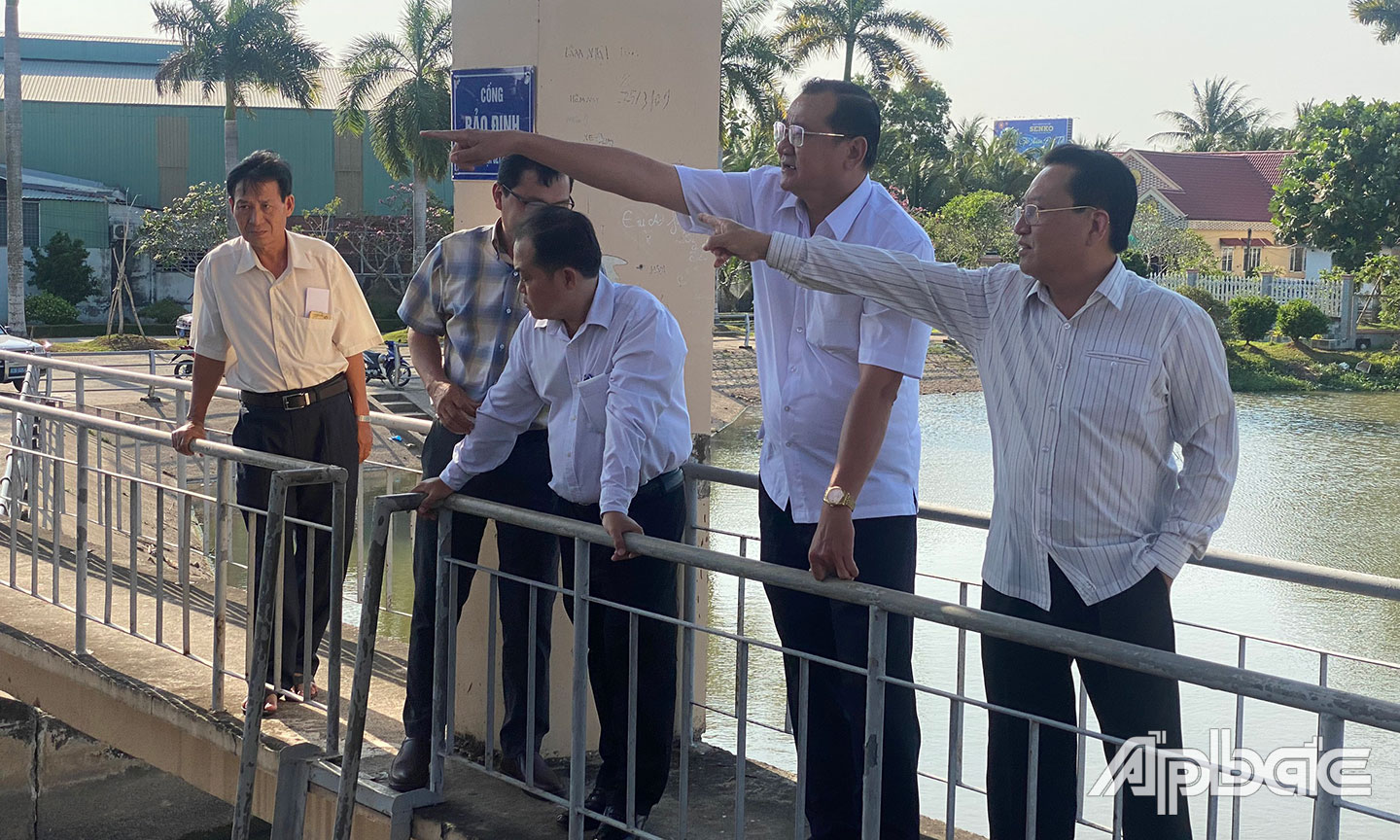 Đồng chí Phạm Văn Trọng khảo sát tại cống Bảo Định.