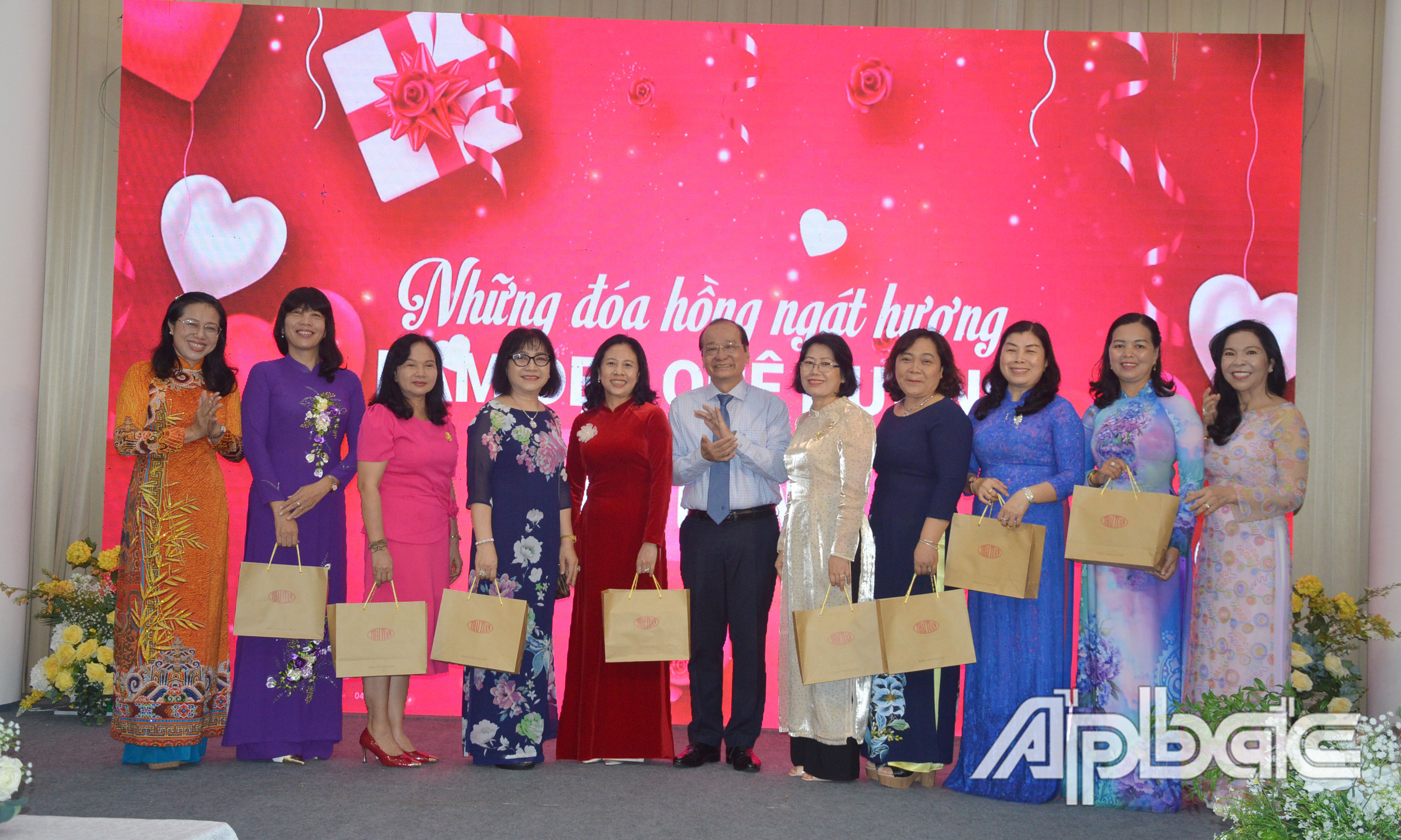 Tặng quà cho các đại biểu khách mời.