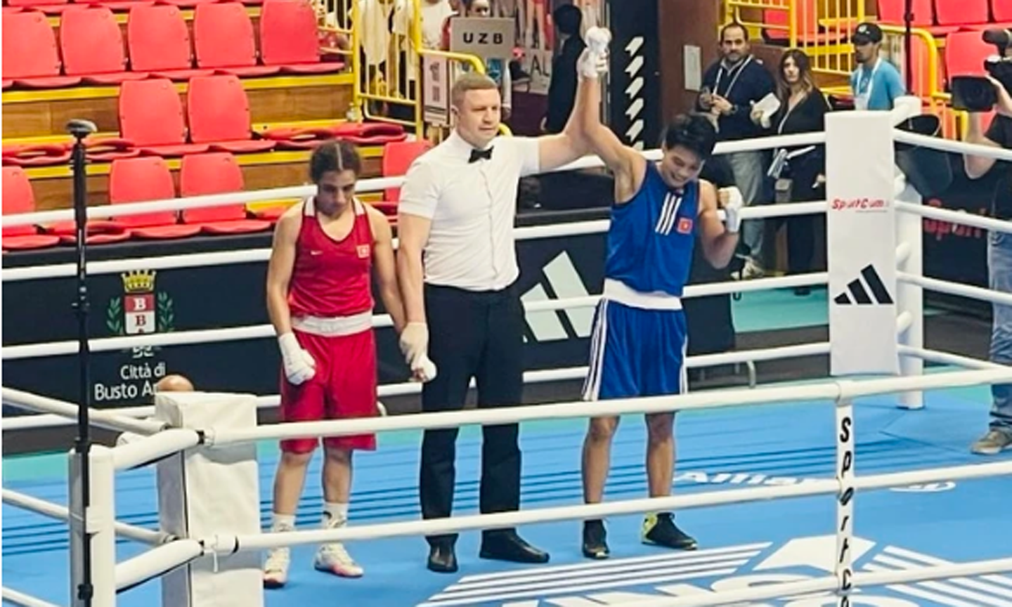 Kim Ánh và niềm vui chiến thắng. Boxing Việt Nam có tấm vé chính thức dự Olympic Paris (Pháp) 2024. Ảnh: CỤC TDTT