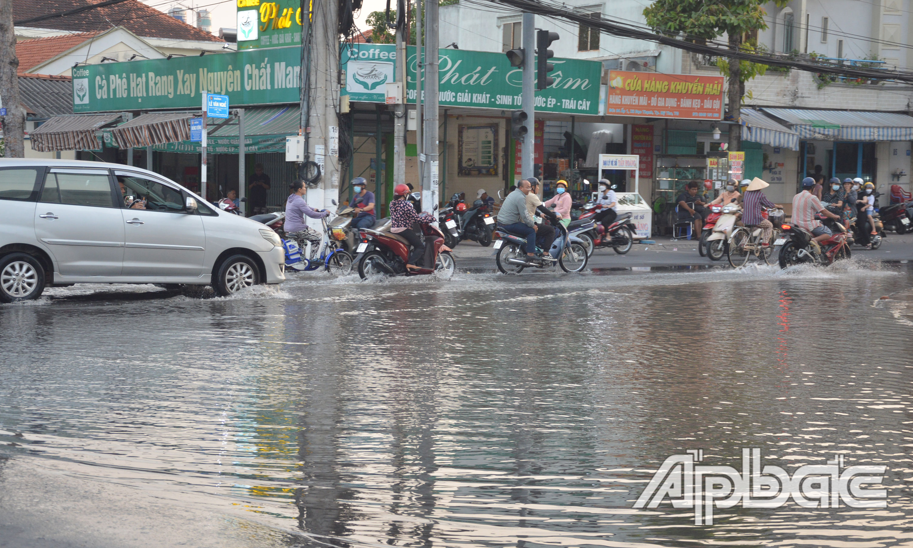 Triều cường gây ngập tại ngã 4 Hùng Vương.