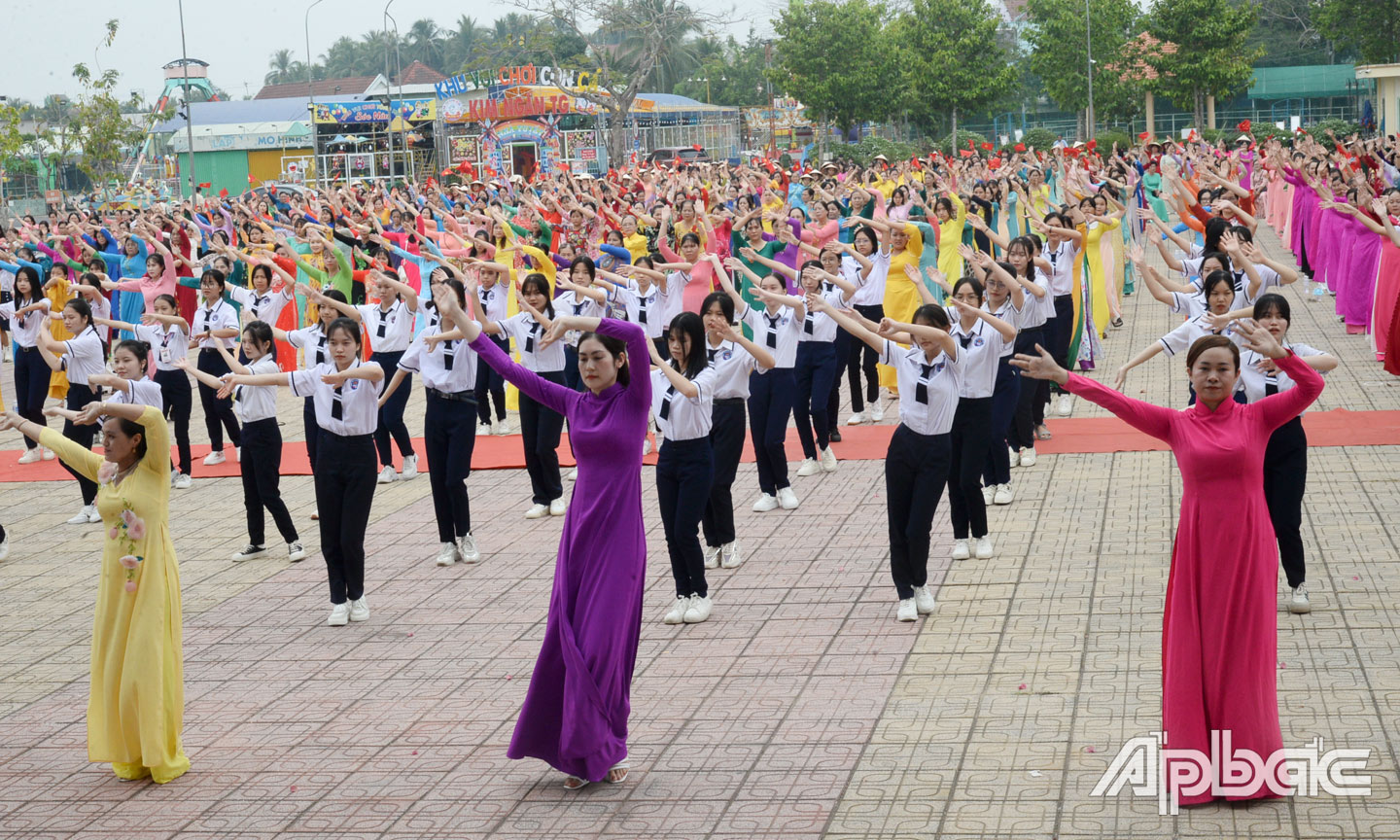  Màn đồng diễn dân vũ thể thao của phụ nữ huyện Chợ Gạo.