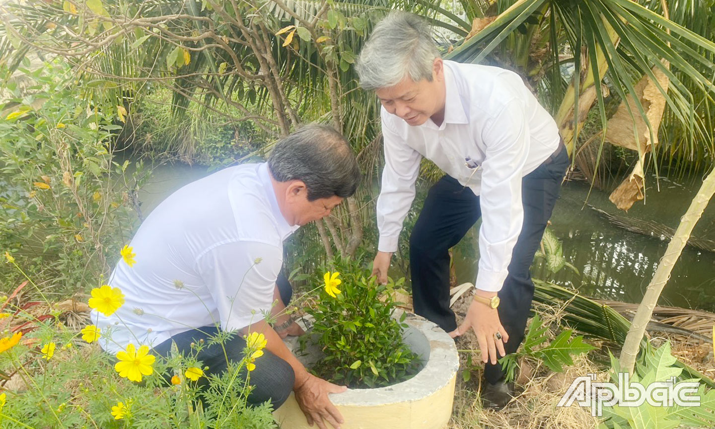 Chính quyền, các đoàn thể xã thường xuyên ra quân dọn vệ sinh môi trường.