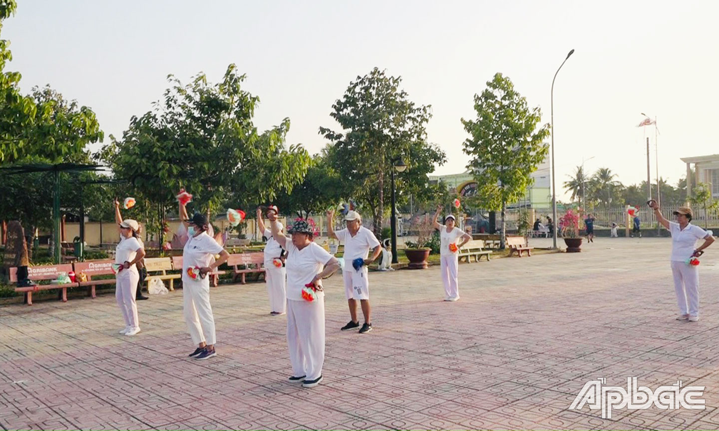 Người dân huyện Gò Công Tây tham gia tập luyện TDTT. 