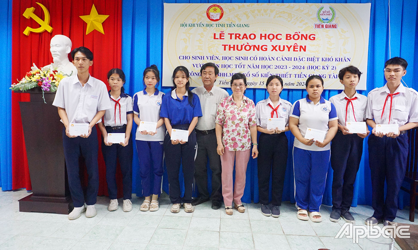 Ban Tổ chức trao học bổng cho học sinh, sinh viên có hoàn cảnh đặc biệt khó khăn.