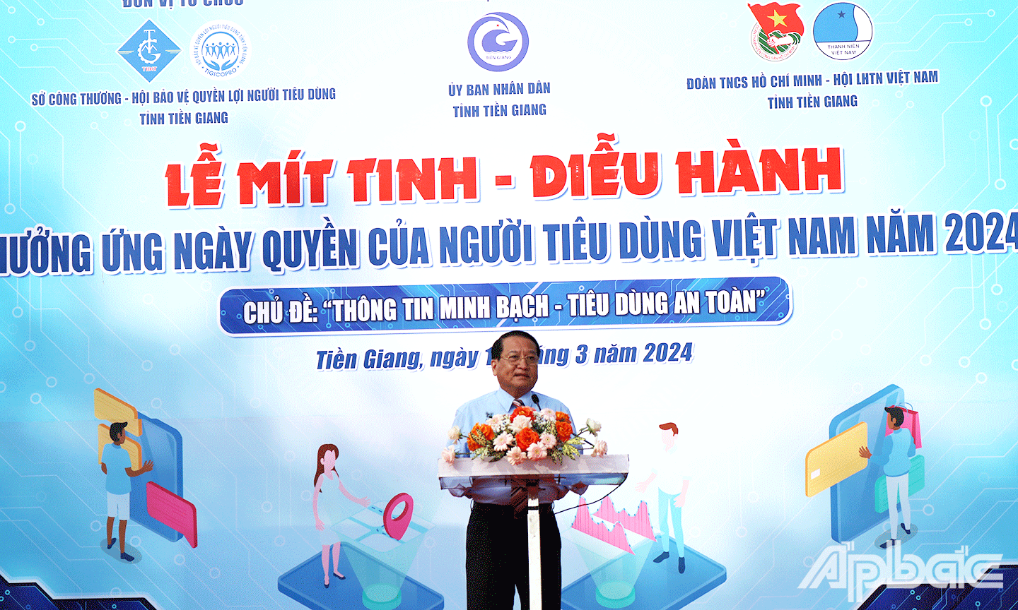 Đồng chí Phạm Văn Trọng Phó Chủ tịch UBND tỉnh Tiền Giang phát biểu tại lễ mít tinh 