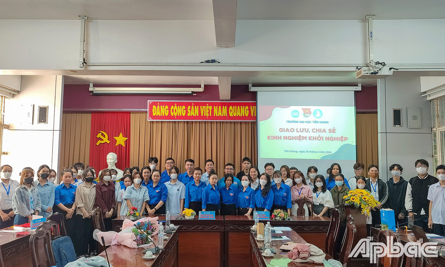 Đoàn viên trường Đại học Tiền Giang tham gia lễ ký kết 
