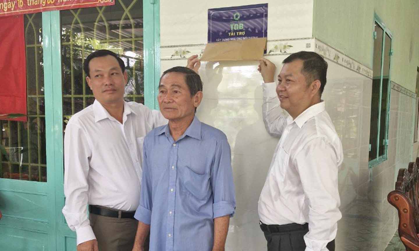 Anh Trương Văn Kiệt và lãnh đạo UBND xã Long Bình Điền thực hiện nghi thức khánh thành ngôi nhà tình nghĩa.