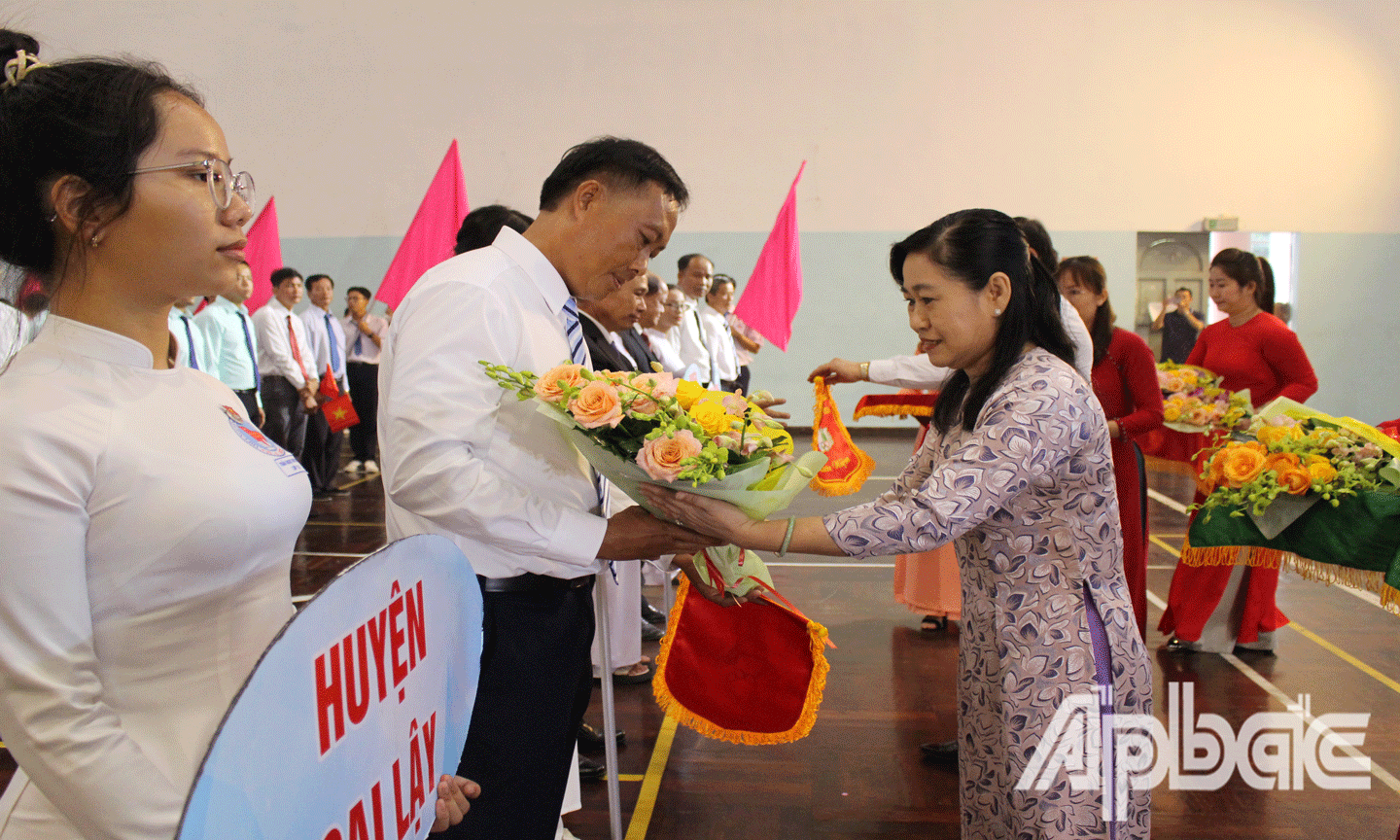 Trưởng Ban Tuyên giáo Tỉnh ủy Châu Thị Mỹ Phương tặng hoa chúc mừng các đơn vị. 
