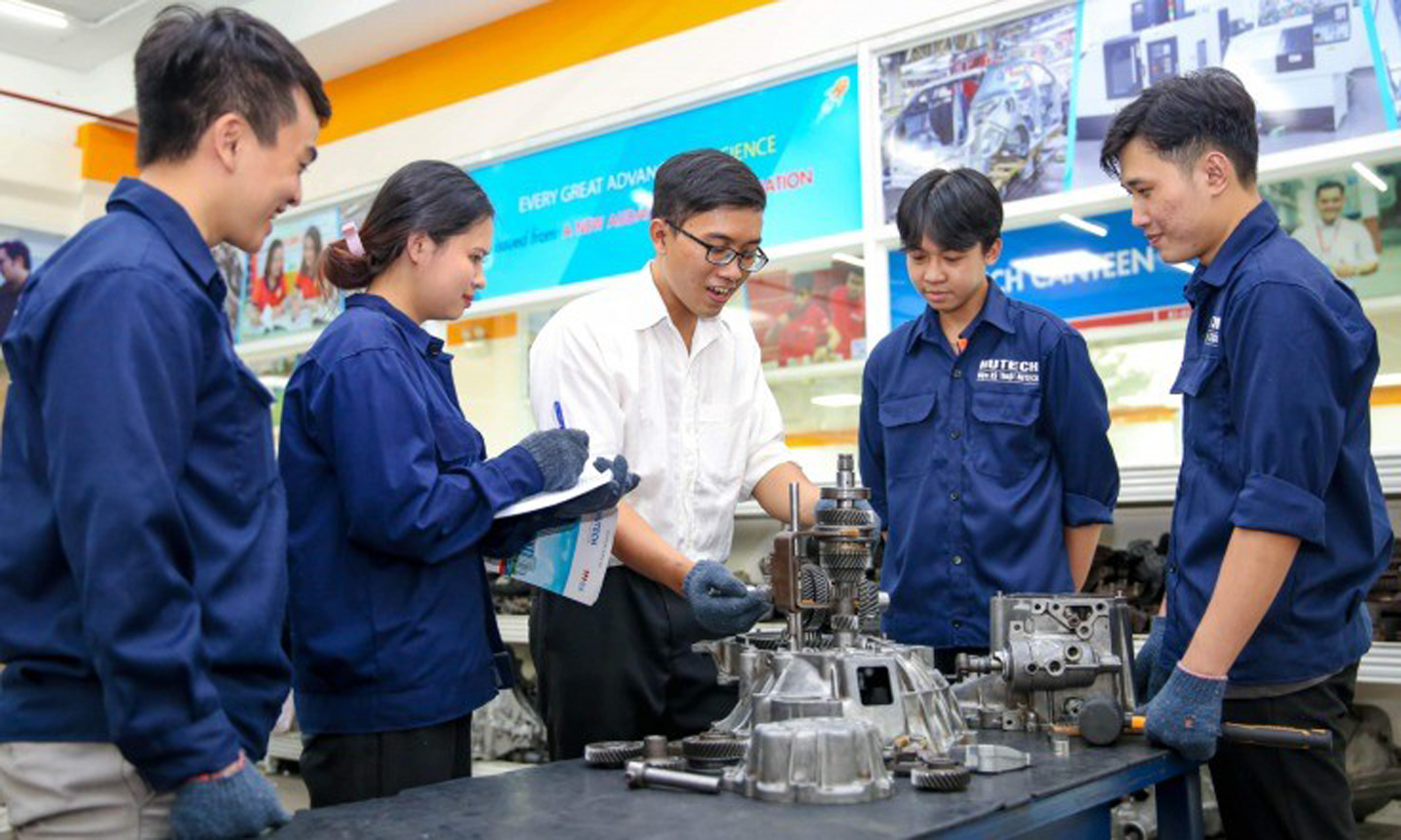 Sinh viên ngành Công nghệ kỹ thuật ô tô, Trường Đại học Công nghệ TPHCM. Ảnh: HUTECH