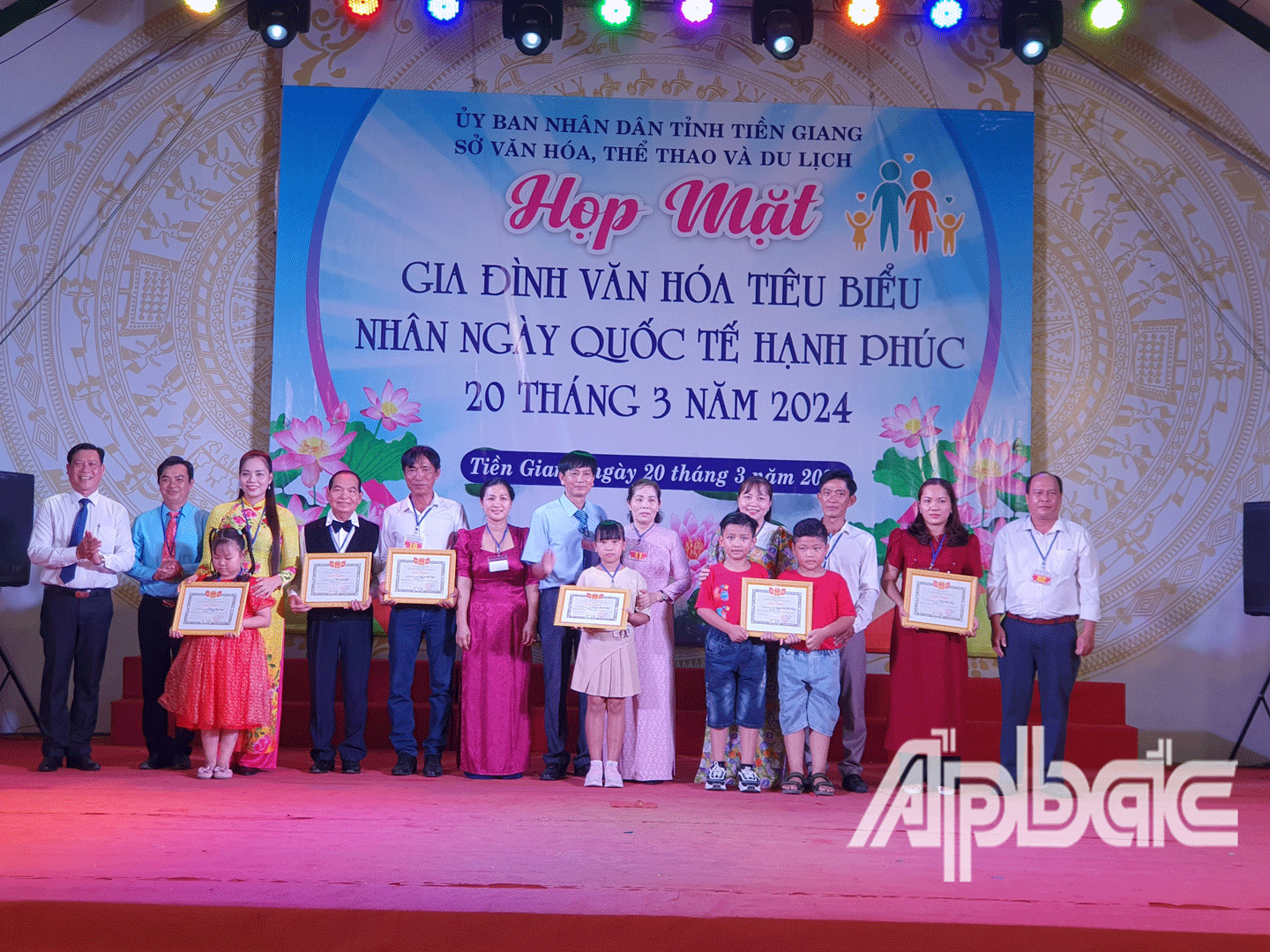 trao tặng Giấy khen cho 26 gia đình văn hóa tiêu biểu