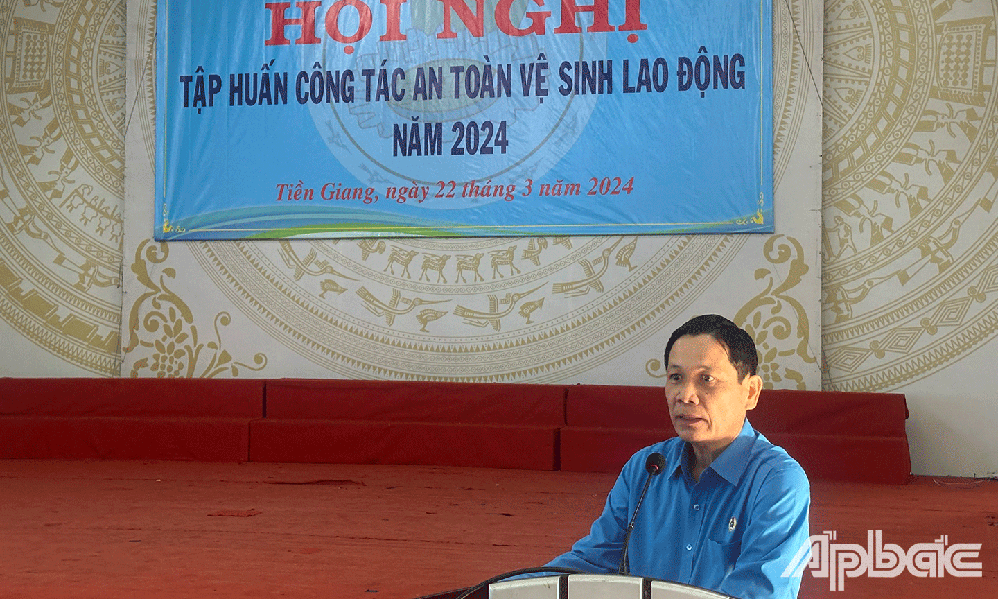 Đồng chí Lê Minh Hùng Chủ tịch LĐLĐ tỉnh Tiền Giang phát biểu khai mạc lớp tập huấn