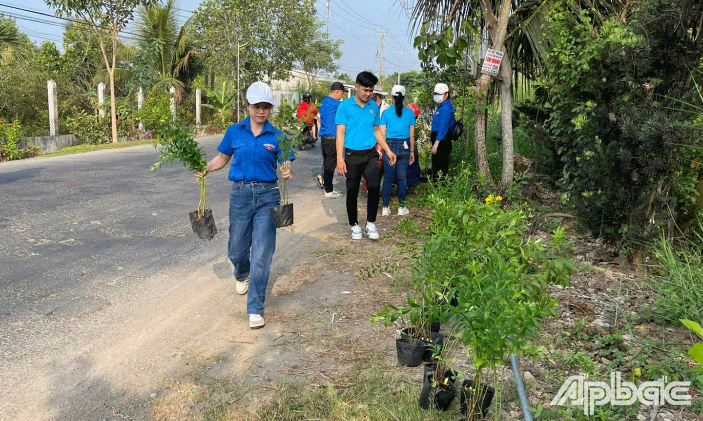 Huyện Đoàn Cai Lậy ra quân “Ngày cao điểm chung tay xây dựng Nông thôn mới và Ngày Chủ nhật xanh” - Thực hiện công trình cung đường xanh - Xây dựng tuyến đường Thanh niên tự quản “Sáng, xanh, sạch, đẹp” tại Tỉnh lộ 964, ấp Hiệp Quới, xã Hiệp Đức,
