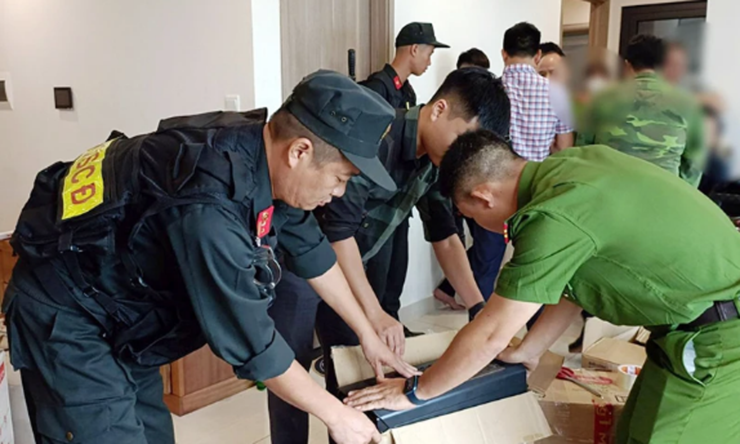 Công an tỉnh Bắc Giang kiểm tra, thu giữ vật chứng vụ án giả danh nhân viên ngân hàng lừa đảo chiếm đoạt tài sản trên không gian mạng. (Ảnh NGUYỄN PHƯỢNG)