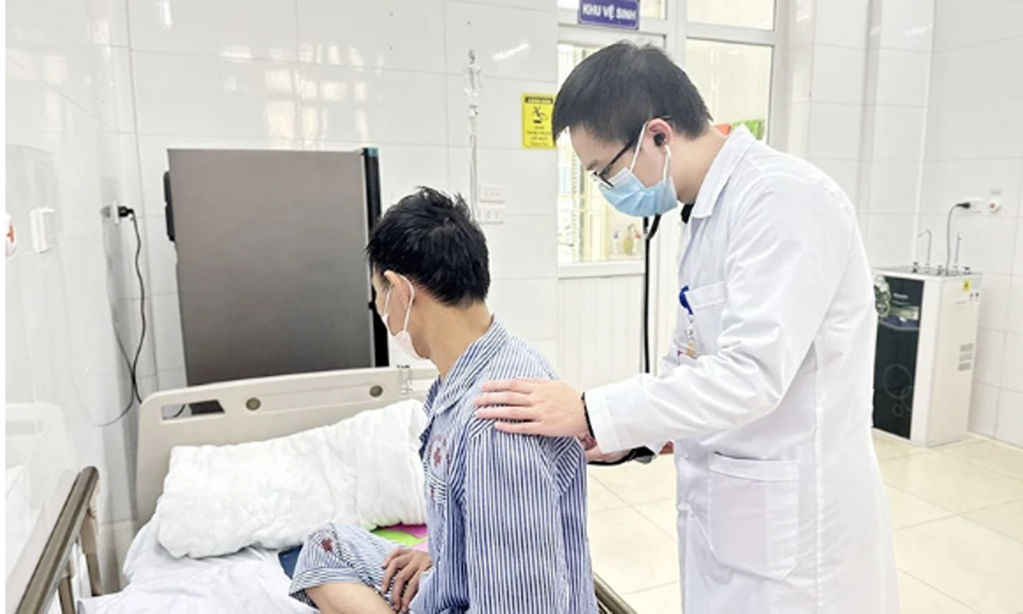 Khám và điều trị cho người mắc bệnh lao tại Bệnh viện Phổi trung ương.