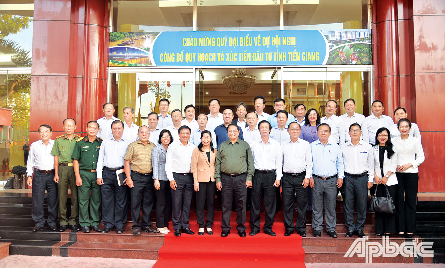  Thủ tướng Phạm Minh Chính chụp ảnh lưu niệm sau buổi làm việc với lãnh đạo Tiền Giang. 