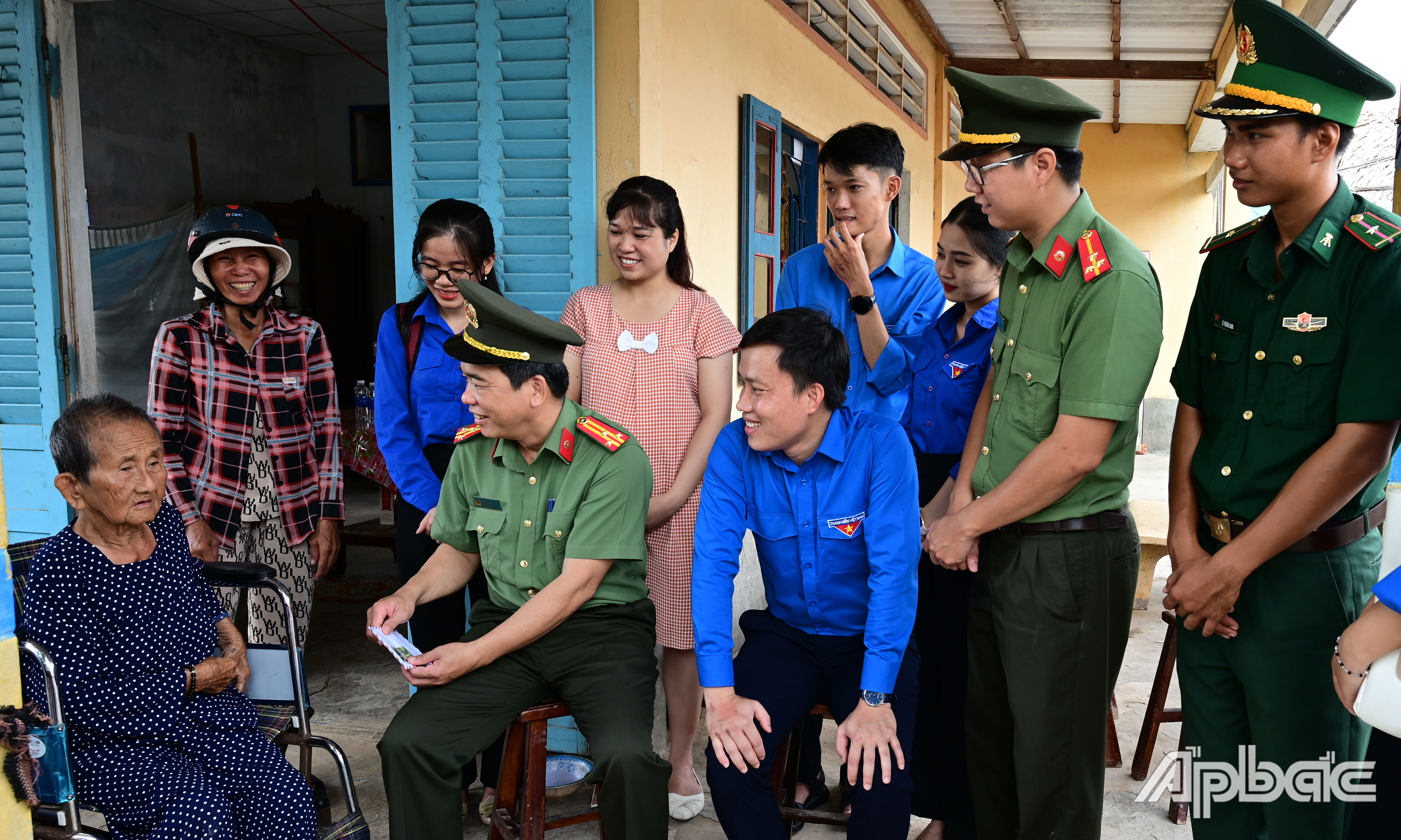 Tặng quà cho 
