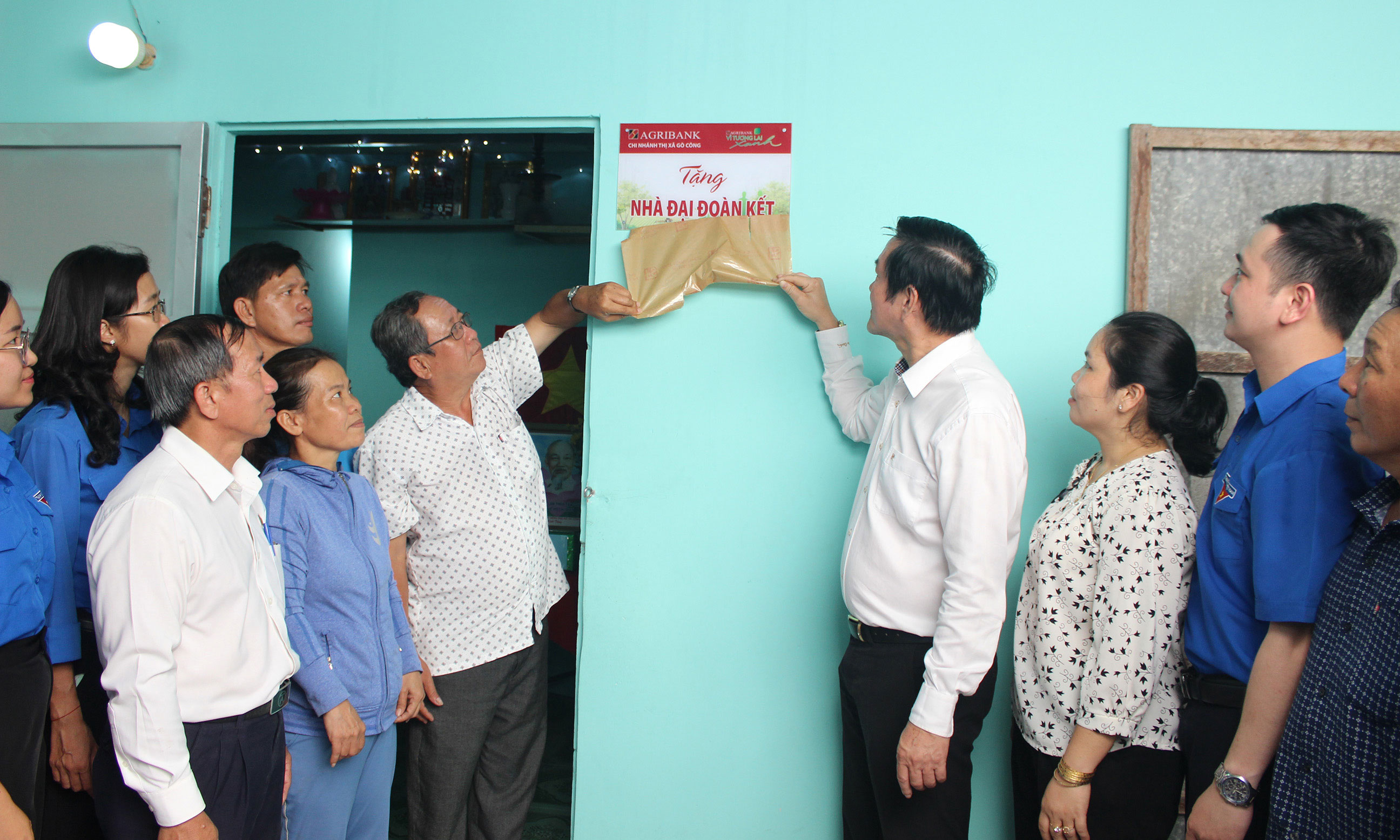 Nghi thức gắn biển tặng nhà đại đoàn kết cho chị Chị Nguyễn Thị Hiền