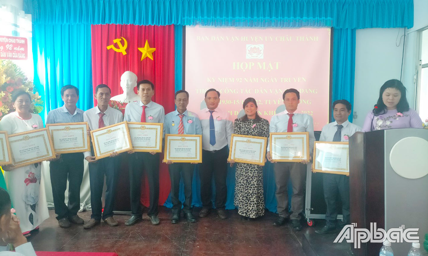 Khen thưởng tập thể đạt thành tích xuất sắc.