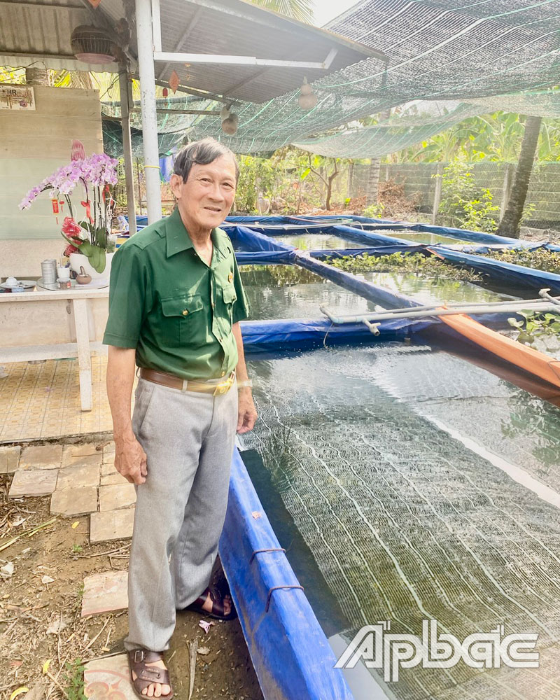 Ông Tươi bên các hồ nuôi cá cảnh của gia đình.