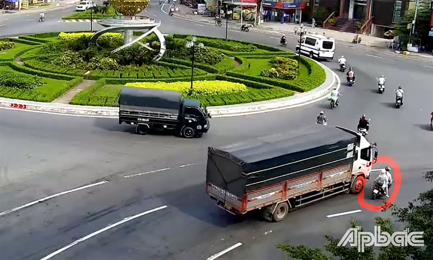Vòng xoay Trung Lương (TP.Mỹ Tho), phương tiện hướng TP.Hồ Chí Minh vào nội ô cẩn trọng rất dễ va chạm với xe ô tô rẽ về Mỹ Thuận. Tại điểm trên năm 2023 và năm 2024 xảy ra hàng loạt vụ  TNGT, các vụ tử vong có nguyên nhân đều do xe máy rớt vào điểm mù của xe đầu kéo, xe tải,…