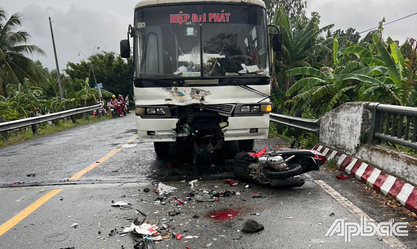 Xe chở công nhân tông trực diện vào xe máy trên phần đường ngược lại, làm 1 người tử vong.