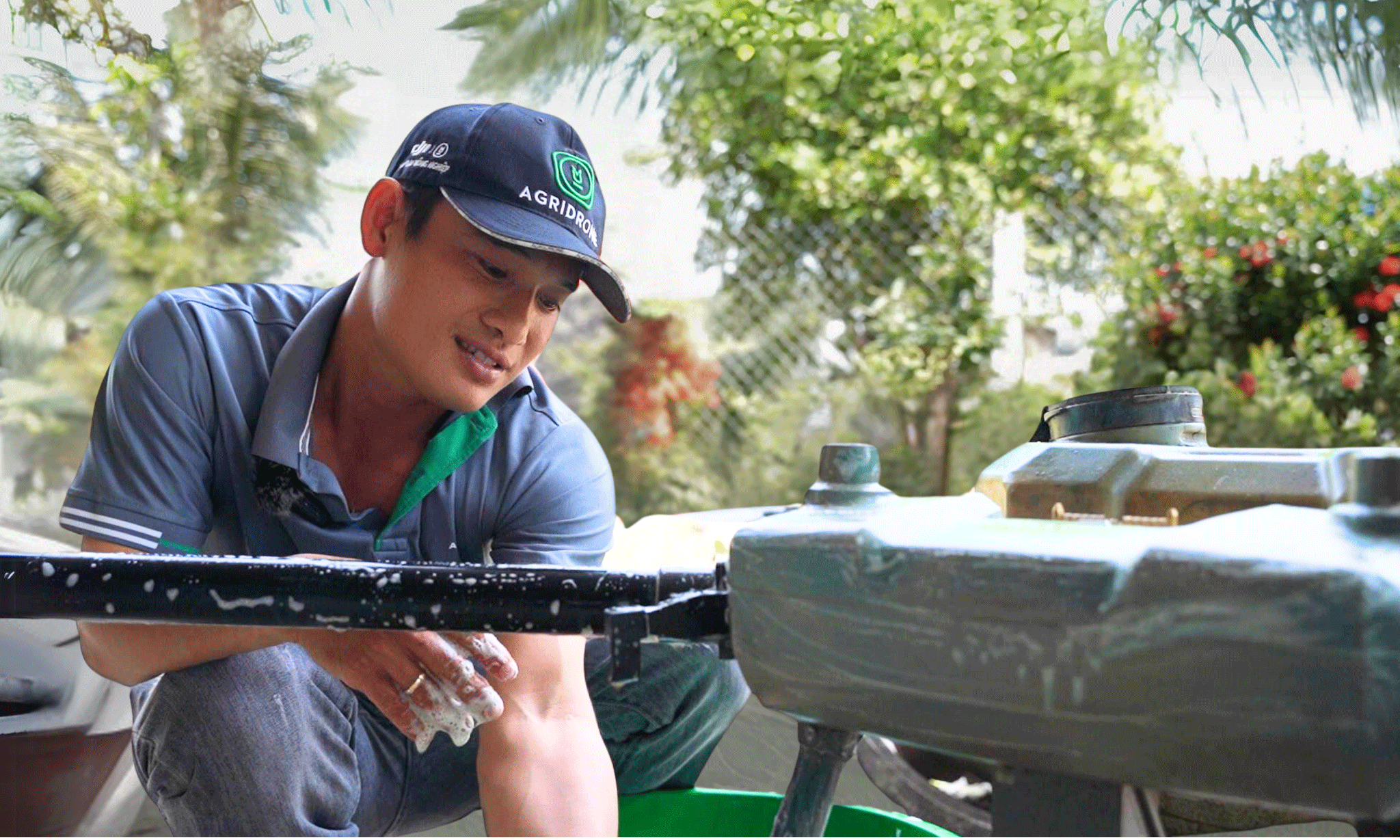 Dù mệt đến đâu anh Phương cũng ưu tiên vệ sinh máy bay của mình trước. Ảnh: AgriDrone