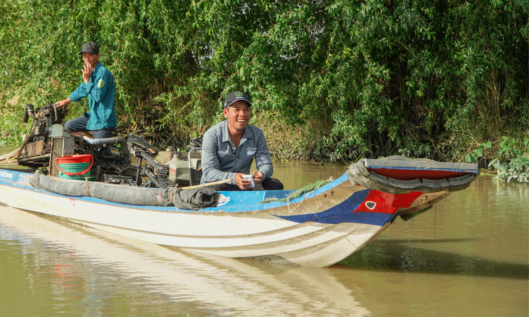 Anh Nô Đa (bên phải) lựa chọn di chuyển bằng vỏ lãi để bảo vệ pin và máy bay. Ảnh: AgriDrone.