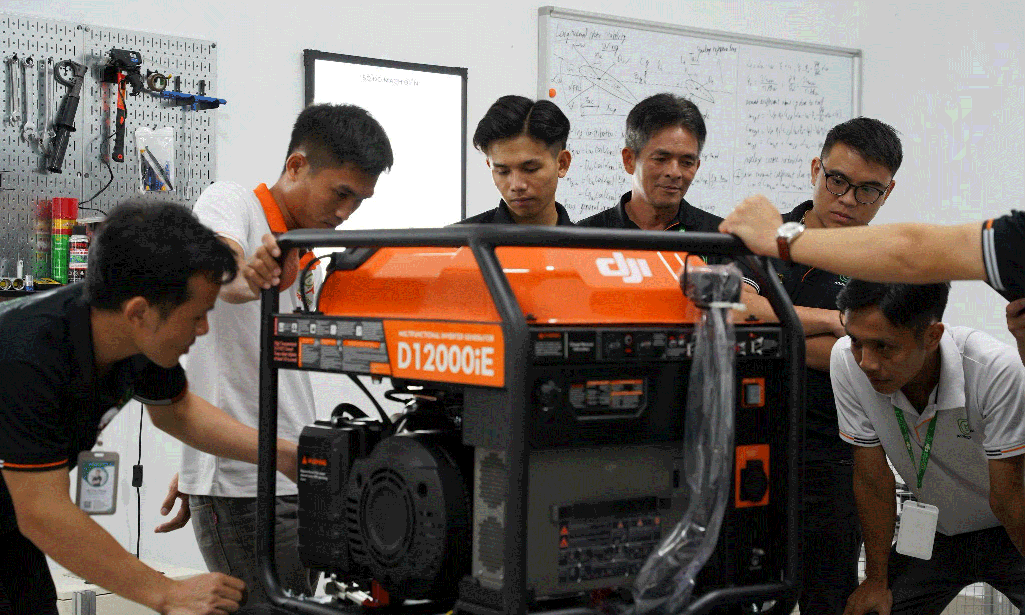 Đội ngũ kỹ thuật viên đều được tuyển chọn và dày dặn kinh nghiệm của AgriDrone.