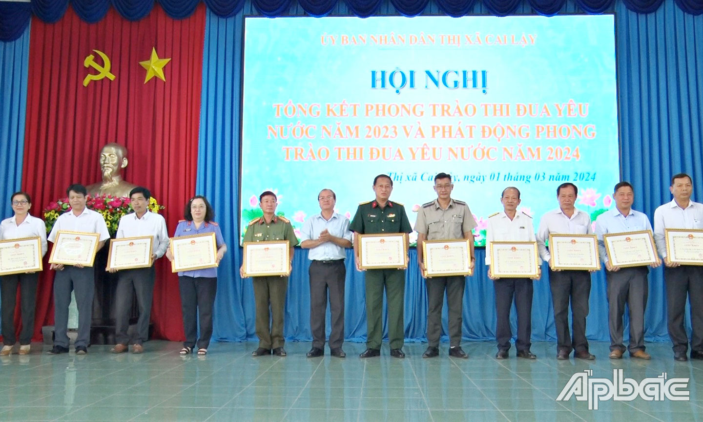 Đồng chí  Trần Văn Thức trao Giấy khen cho các tập thể hoàn thành tốt công tác trong  phong trào  thi đua yêu nước năm 2023.                                                                  Ảnh:  MAI PHƯƠNG