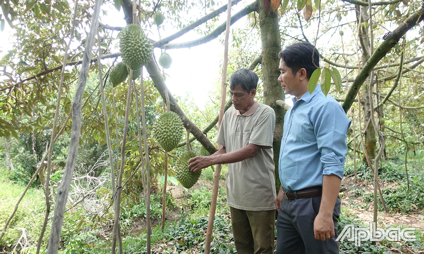 Ông Mạch Bình Dân, ấp Tân An, xã Tân Phong (bên trái) trao đổi với cán bộ Hội CCB địa phương về mô hình kinh tế của gia đình.