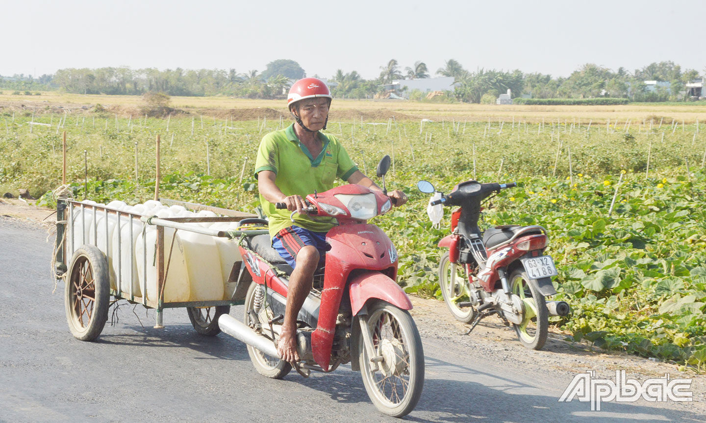 Ông Võ Văn Cao (ấp 5, xã Gia Thuận, huyện Gò Công Đông) ngày nào cũng phải dùng bình 30 lít để chở nước ngọt tại vòi nước công cộng về tưới cây trồng, bởi kinh vẫn còn nước nhưng độ mặn quá cao.