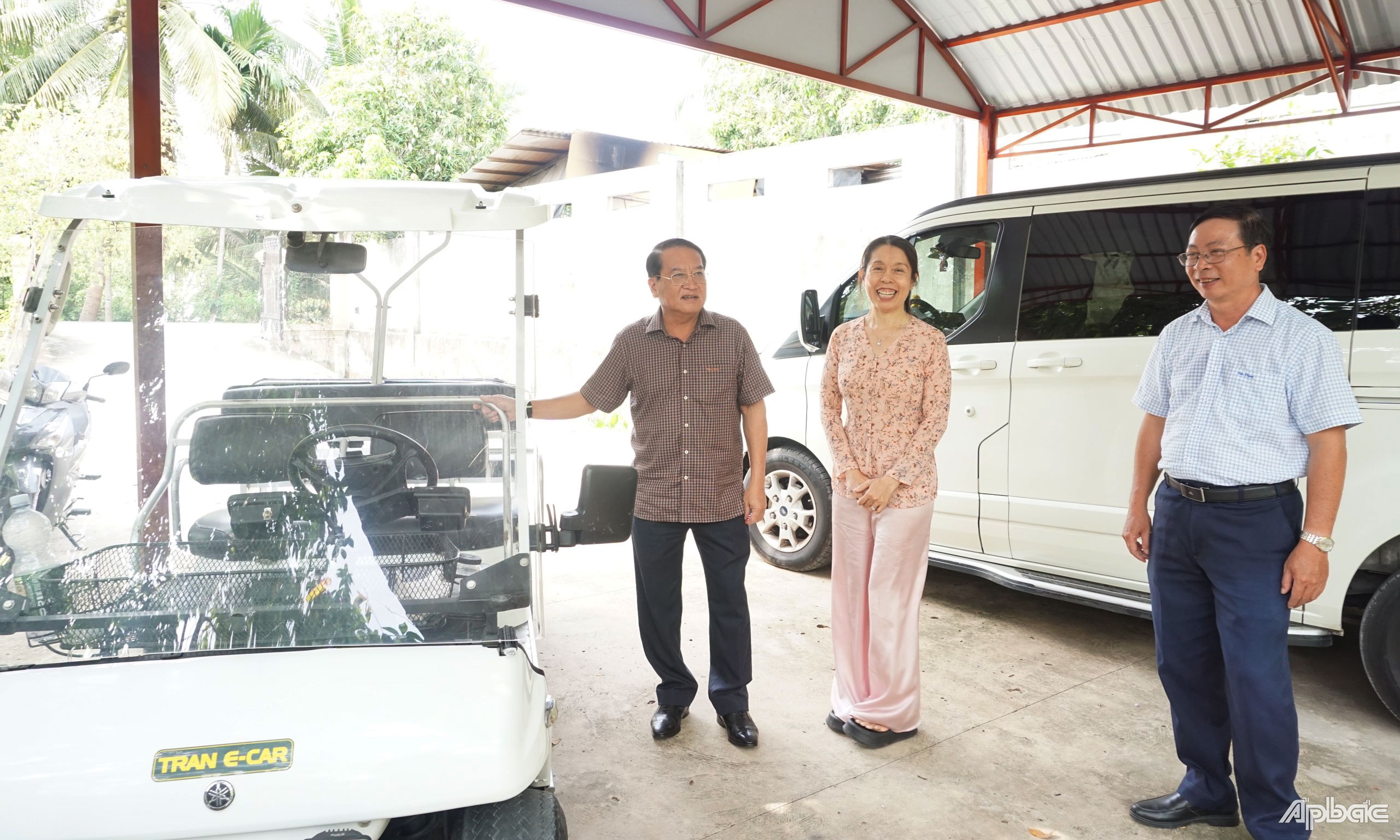 Đoàn khảo sát tại Công ty TNHH Nhà cổ Út Kiệt.