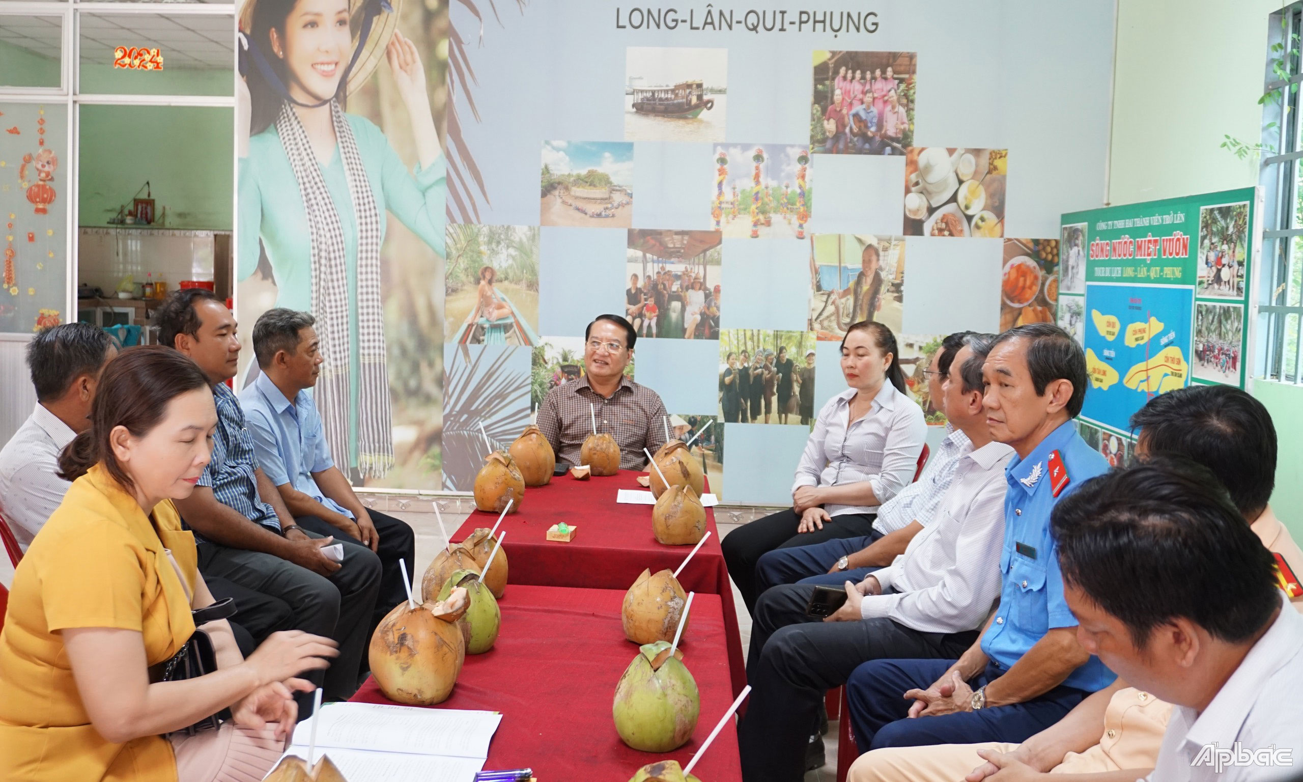 Đoàn khảo sát tại các công ty, hộ kinh doanh tại xã Thới Sơn.