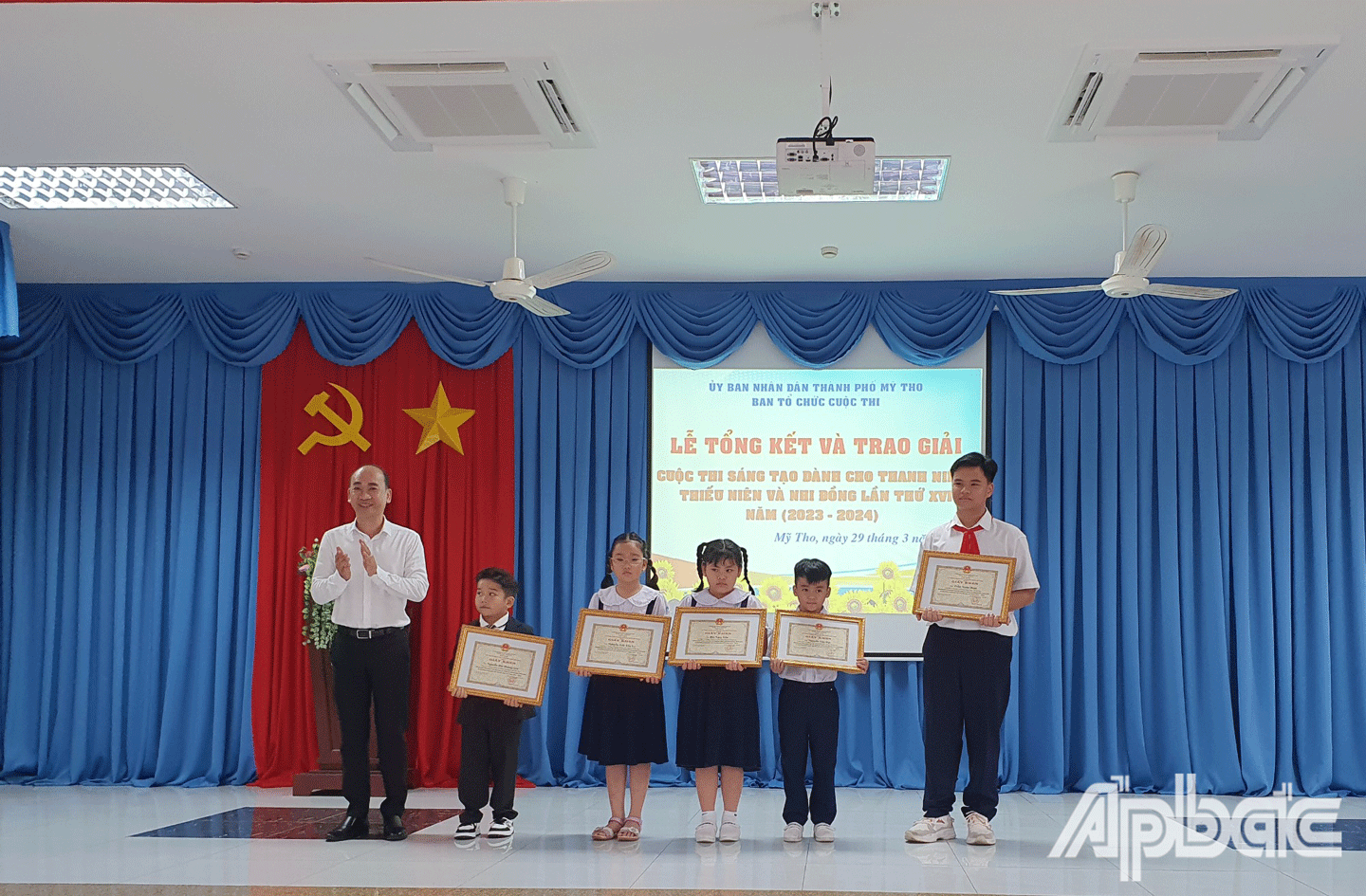 Trưởng Phòng Giáo dục và Đào tạo TP. Mỹ Tho trao giải cho các thí sinh. 