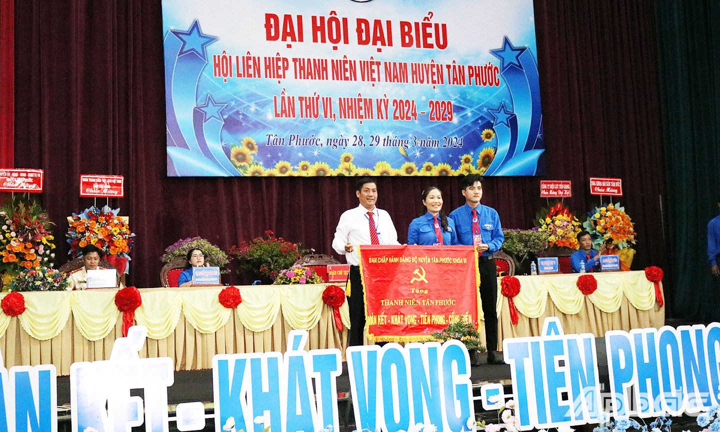Ban Thường vụ Huyện ủy trao tặng cho tuổi trẻ Tân Phước bức trướng với nội dung “Thanh niên Tân Phước Đoàn kết –Khát vọng-Tiên phong-Cống hiến”.