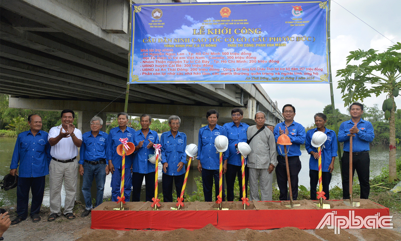 Nghi thức khởi công xây cầu.