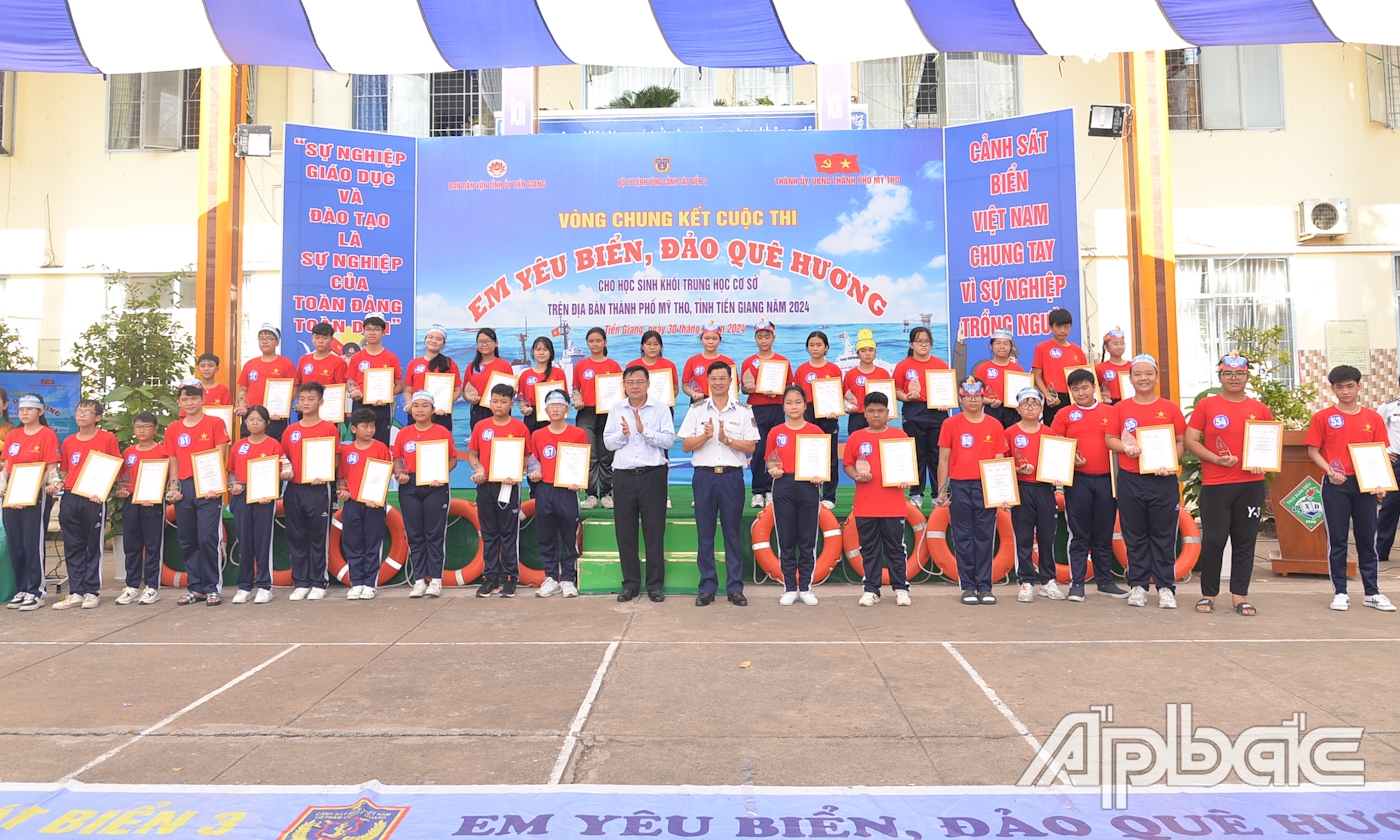 Ban Tổ chức trao Giấy chứng nhận cho học sinh tham gia vòng chung kết.