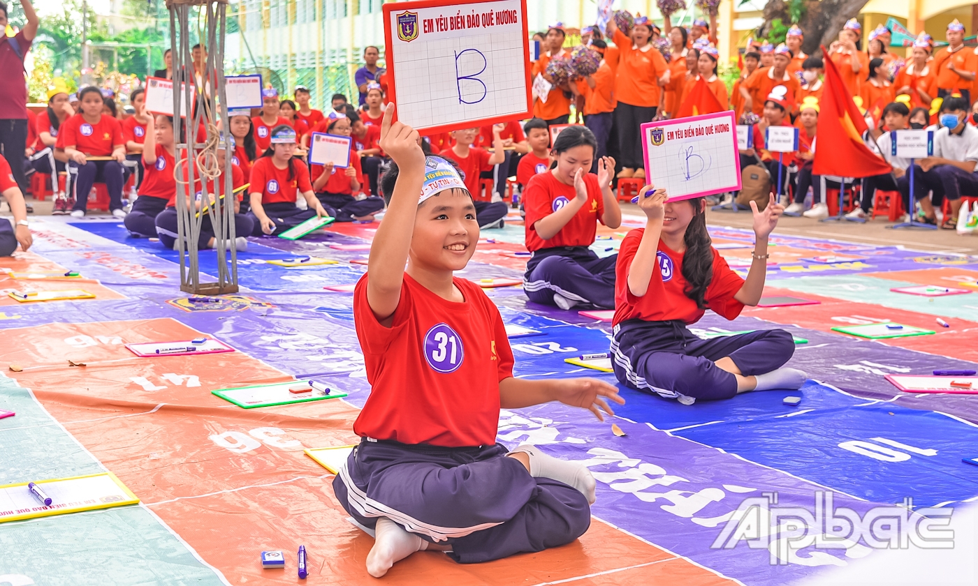 Học sinh tham gia vòng chung kết Cuộc thi “Em yêu biển, đảo quê hương” thông qua hình thức gameshow rung chuông vàng.