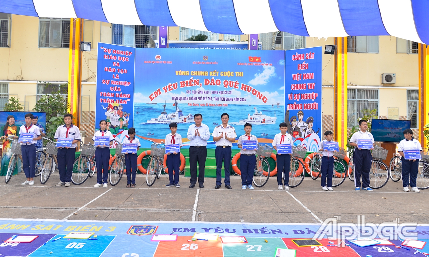 Ban Tổ chức trao tặng xe đạp cho học sinh vượt khó, học giỏi.