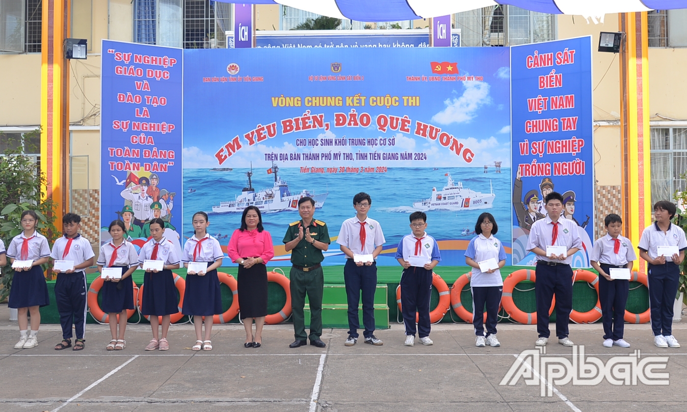 Các em học sinh có hoàn cảnh khó khăn, vươn lên học giỏi nhận học bổng từ Ban Tổ chức Cuộc thi.