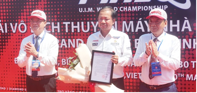 Trao quyết định thành lập Liên đoàn Đua thuyền máy Việt Nam.